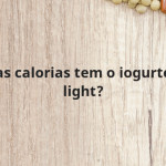 Quantas calorias tem o iogurte grego light?