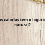 Quantas calorias tem o iogurte grego natural?