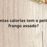 Quantas calorias tem o peito de frango assado?