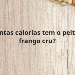 Quantas calorias tem o peito de frango cru?